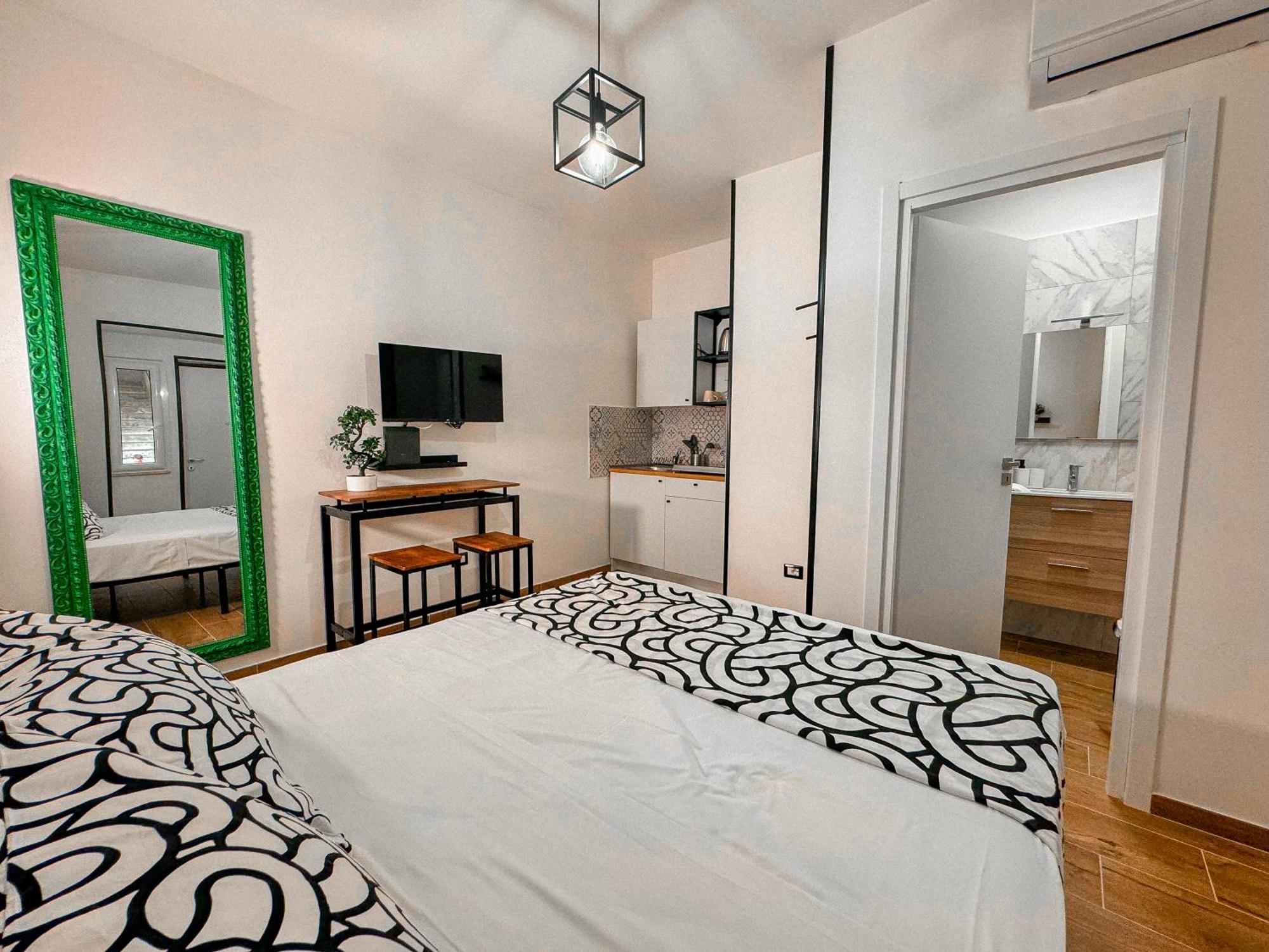 The Quarters Naples Apartments Екстериор снимка