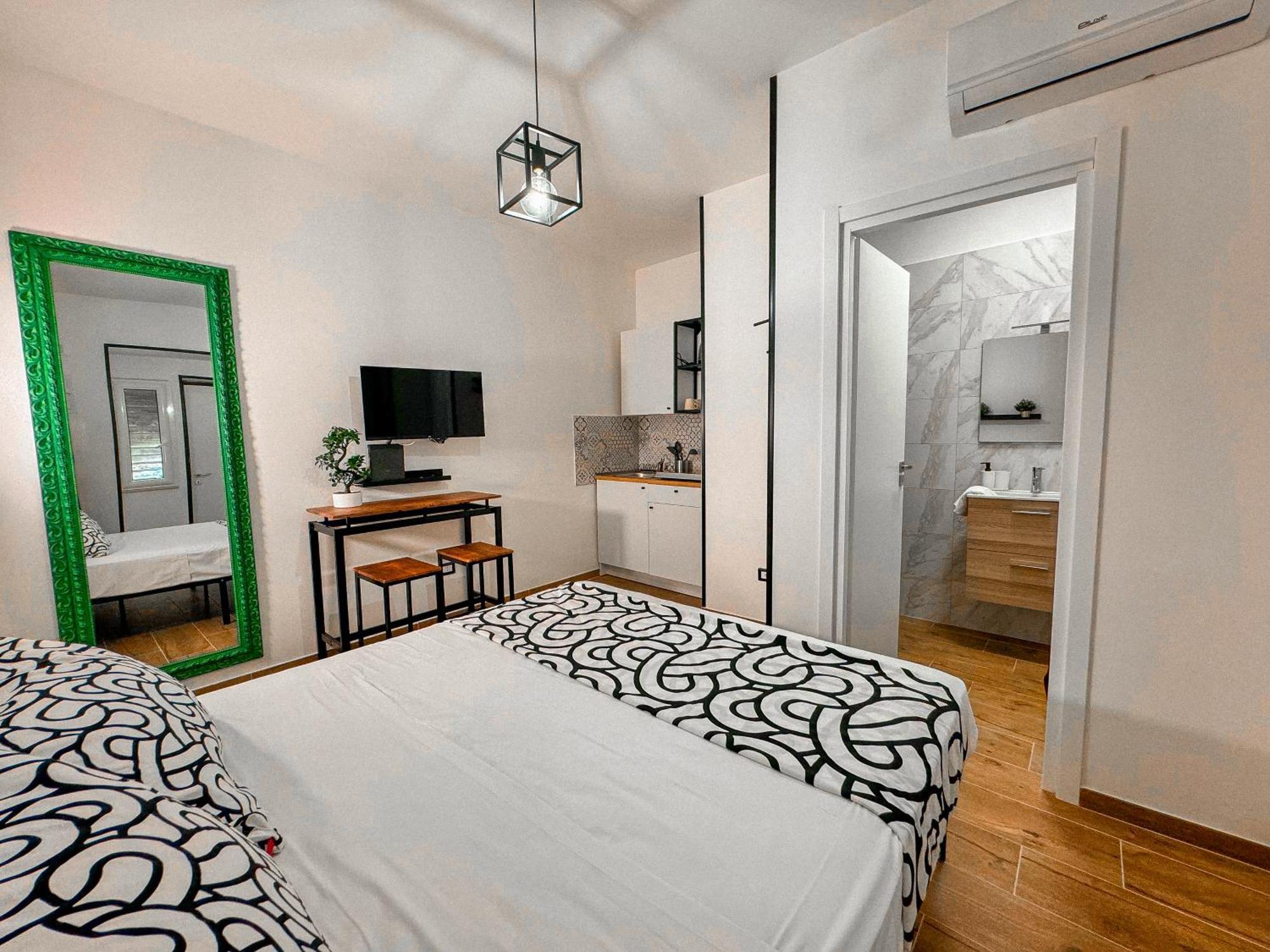The Quarters Naples Apartments Екстериор снимка